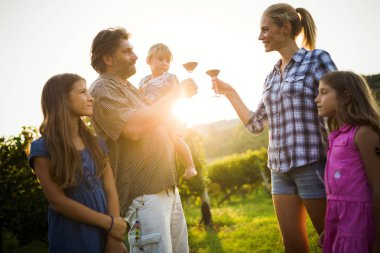 Winemaker ailenin bir arada bağ içinde