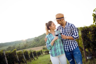 Winemaker mahzeninde çalışma ve şarapları tatma aşık Çift