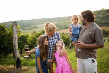 Winemaker ailenin bir arada bağ içinde