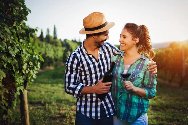 Couple Love Working Winemaker Vineyard Tasting Wines — Stock Photo, Image