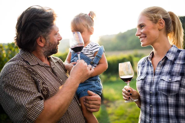 Vinař rodina ochutnávka vína — Stock fotografie