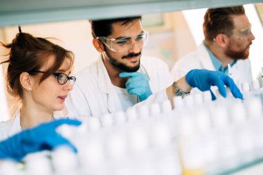 Laboratuarda birlikte çalışan bir grup kimya öğrencisi.