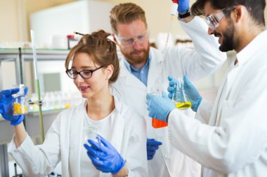 Laboratuarda birlikte çalışan bir grup kimya öğrencisi.