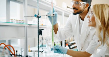 Laboratuvarda birlikte çalışan genç kimya öğrencileri.
