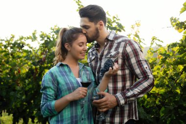 Winemaker mahzeninde çalışma ve şarapları tatma aşık Çift