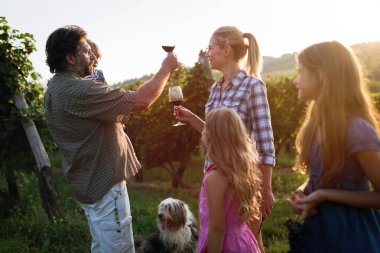 Winemaker ailenin bir arada bağ içinde