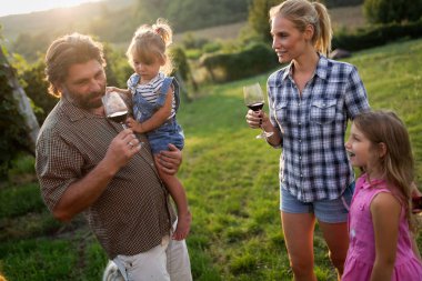 Winemaker ailenin bir arada bağ içinde