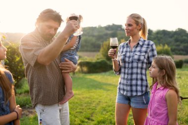 Winemaker ailenin bir arada bağ içinde