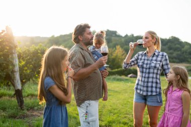 Winemaker ailenin bir arada bağ içinde