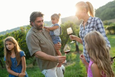 Winemaker ailenin bir arada bağ içinde