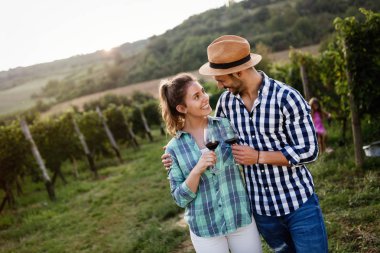 Winemaker mahzeninde çalışma ve şarapları tatma aşık Çift