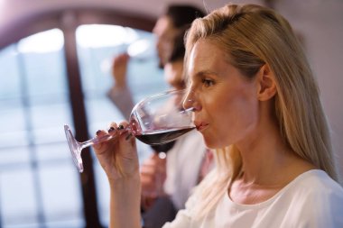 Şarap tadımı olay şarapları tatma insanlarla