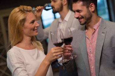 Şarap tadımı olay şarapları tatma insanlarla