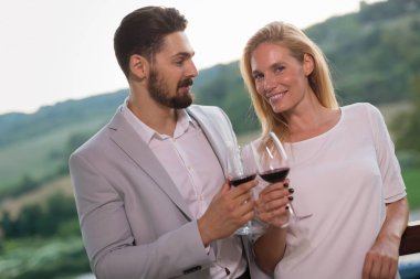 Winegrowers bağ örnekleme ve tatma şaraplar insanlar