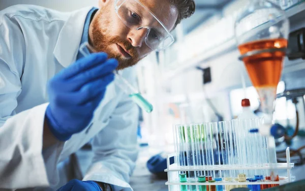 Estudante Atraente Masculino Química Trabalhando Laboratório — Fotografia de Stock