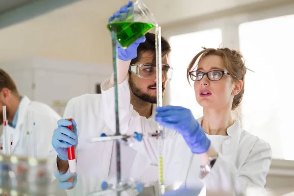 Gruppe Junger Studenten Die Labor Arbeiten — Stockfoto