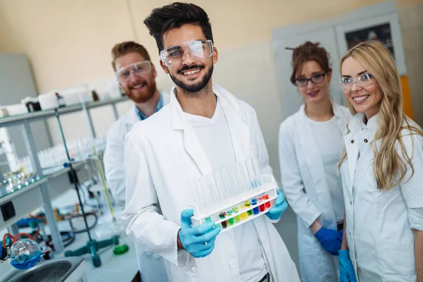 Groupe Jeunes Scientifiques Performants Posant Pour Caméra Laboratoire — Photo