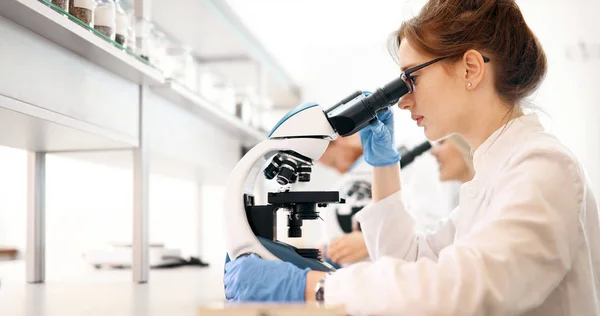 Jovem Cientista Olhando Através Microscópio Laboratório — Fotografia de Stock