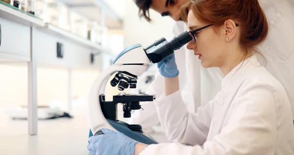 Científica Joven Mirando Través Del Microscopio Laboratorio — Foto de Stock