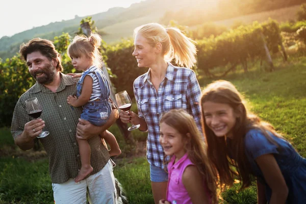 Vinař rodina společně na vinici — Stock fotografie