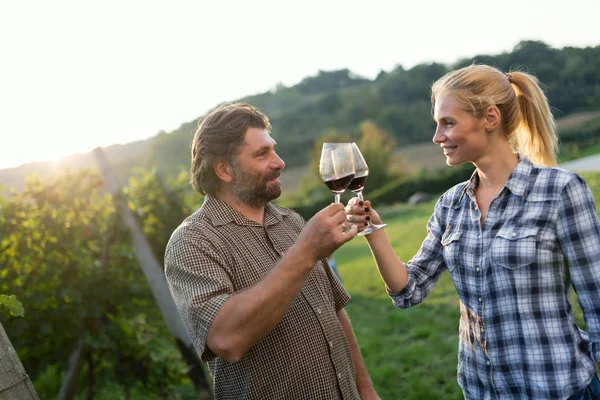 Winegrower familjen smaka vin — Stockfoto