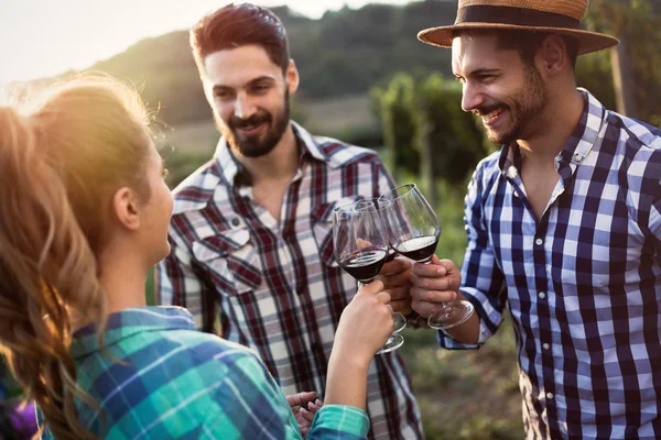 Mensen bemonstering en proeven van wijnen — Stockfoto