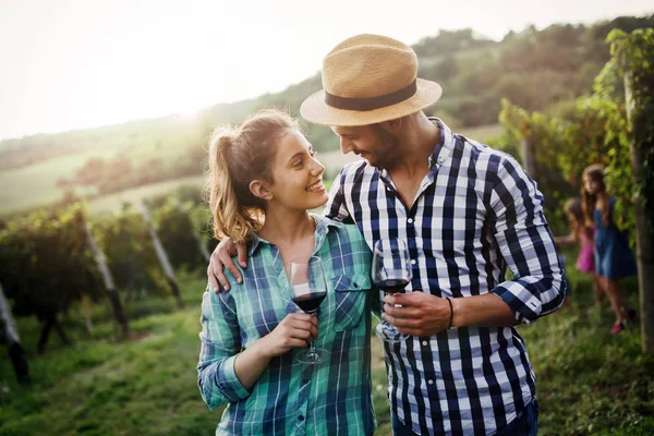 Pár Lásce Pracující Vinice Vinař Ochutnávka Vína — Stock fotografie