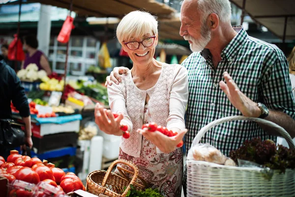 Casal Sênior Bonito Feliz Com Cesta Mercado Local — Fotografia de Stock