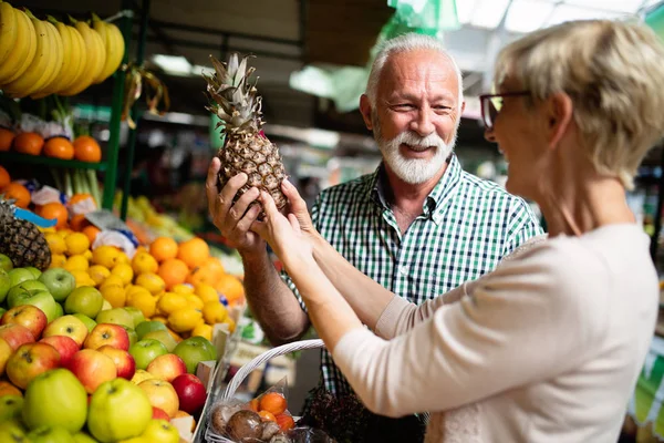 Sorrindo Casal Sênior Comprando Legumes Frutas Fusão — Fotografia de Stock