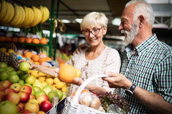 Doar Cele Mai Bune Fructe Legume Frumos Cuplu Senior Cumpără — Fotografie, imagine de stoc