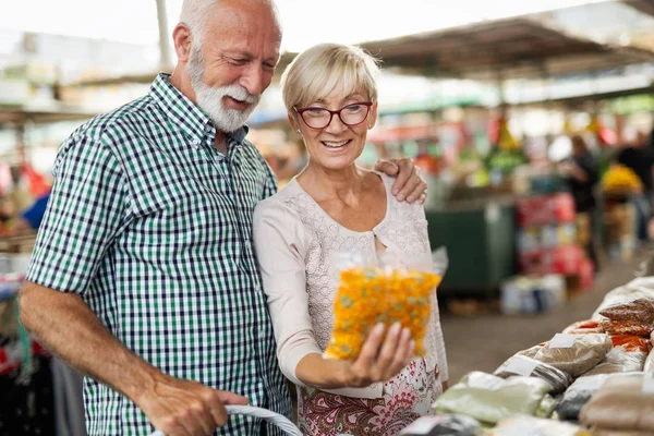 Casal Sênior Escolhendo Produtos Saúde Mercado — Fotografia de Stock