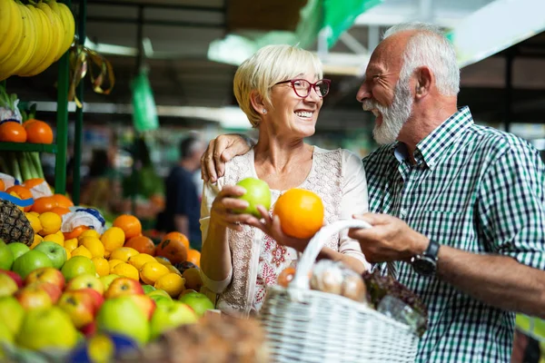 Sorrindo Casal Sênior Segurando Cesta Com Legumes Mercearia — Fotografia de Stock