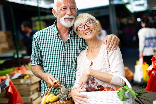 Sorrindo Casal Sênior Comprando Legumes Frutas Fusão — Fotografia de Stock