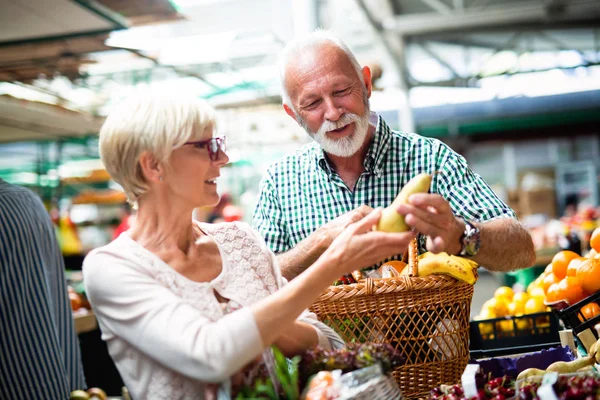 Cuplu Vârstnici Care Aleg Fructe Legume Bio Alimentare Piață Timpul — Fotografie, imagine de stoc