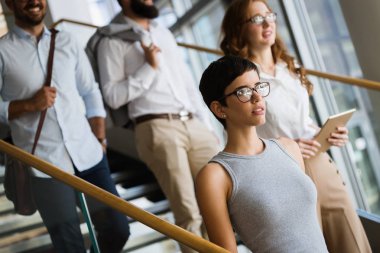 İşten serbest zaman sahip cazip iş adamları portresi