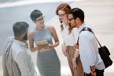İş adamları iş yerinde eğleniyor ve sohbet ediyorlar.