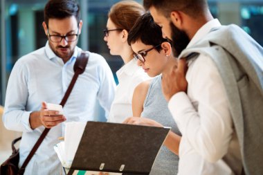 İşten serbest zaman sahip cazip iş adamları portresi