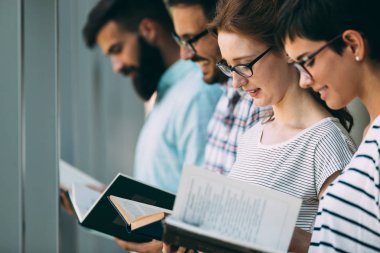 Kütüphanede okuyan Üniversite öğrenci grubu