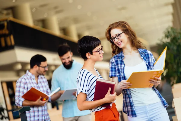 Grupo Estudiantes Universitarios Que Estudian Biblioteca — Foto de Stock