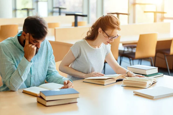 Jóvenes Estudiantes Estudiando Biblioteca Para Examen — Foto de Stock