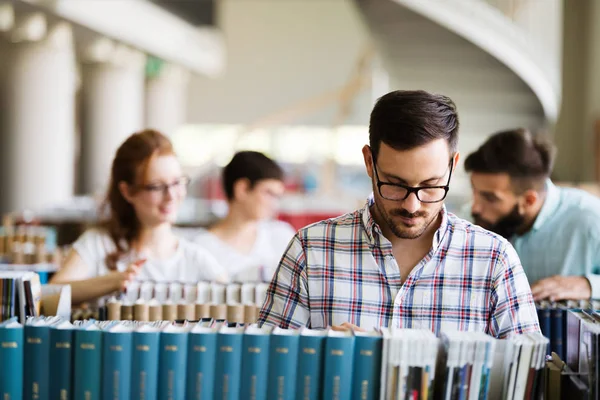 Estudantes Que Preparam Exames Uma Biblioteca — Fotografia de Stock