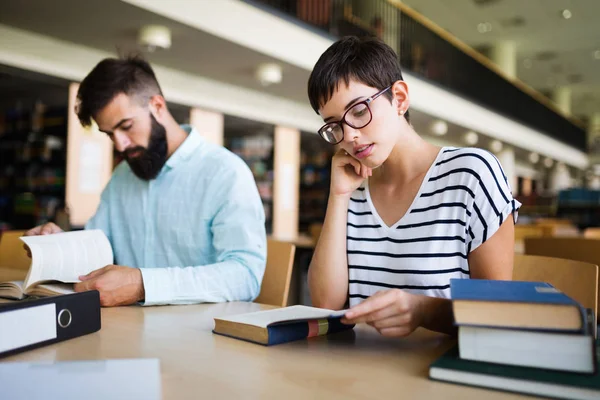 Grupo Estudiantes Universitarios Biblioteca Que Ven Felices — Foto de Stock