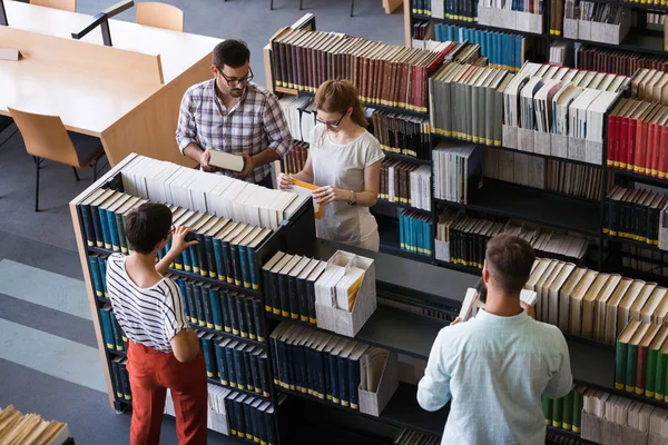 Studenti Che Preparano Gli Esami Biblioteca — Foto Stock