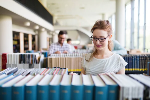 Портрет Досить Усміхненої Дівчини Читає Книгу Приміщенні Бібліотеки — стокове фото