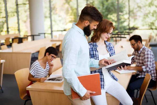 Grupo Estudiantes Universitarios Que Estudian Biblioteca —  Fotos de Stock