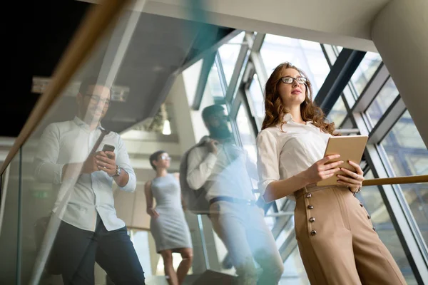 Retrato Empresarios Atractivos Que Tienen Tiempo Libre Del Trabajo —  Fotos de Stock