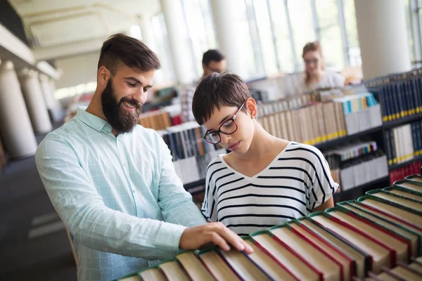 Glückliche Menschen Die Gemeinsam Einer Bibliothek Lernen — Stockfoto