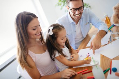 Mutlu aile harcama eğlenceli zaman birlikte evde