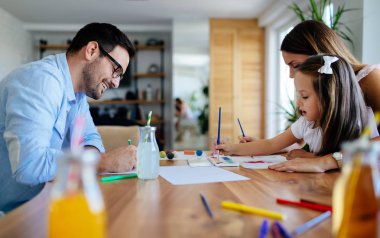 Mutlu aile harcama eğlenceli zaman birlikte evde