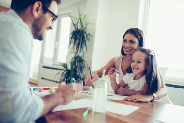 Mutlu aile harcama eğlenceli zaman birlikte evde